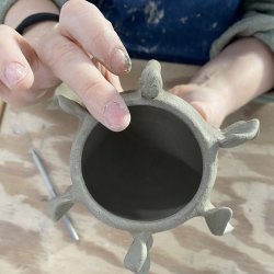 Keramikworkshop for alle, modeller en kop i stent�jsler