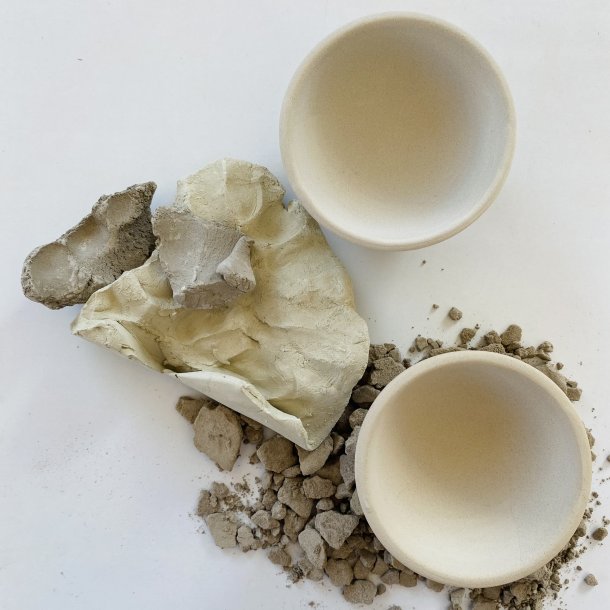 Stentjsglasur af Natur, askeglasurer og lokalt ler.