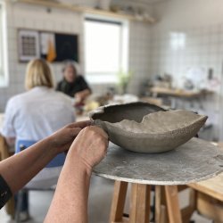 Weekendkursus i skulpturelle brugsting, modellering, drejning og blandform, vinter 2025