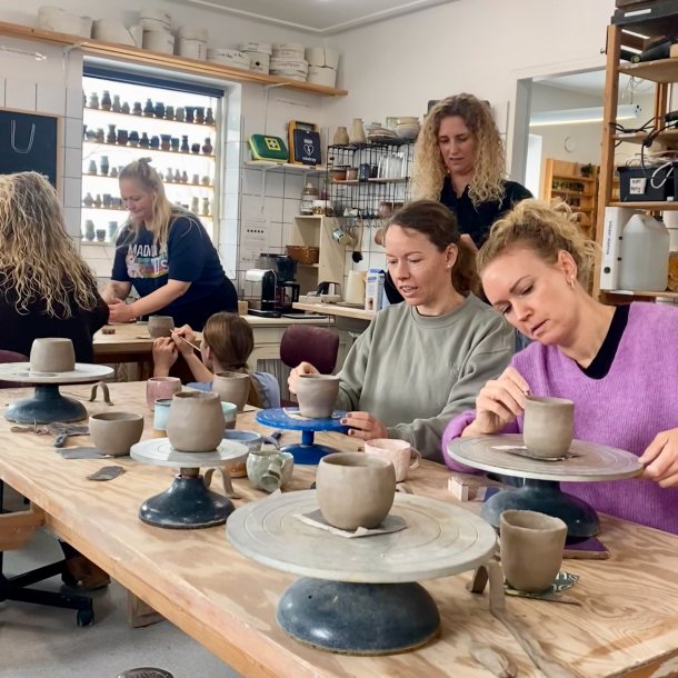 Keramikworkshop for alle, modeller en kop i stent�jsler