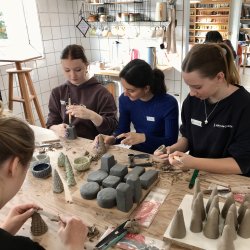 Keramikkursus for elevgrupper og institutioner, minimumspris per time
