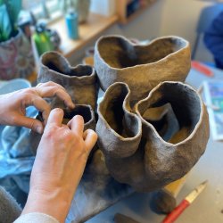 Weekendkursus i skulpturelle brugsting, modellering, drejning og blandform, vinter 2025
